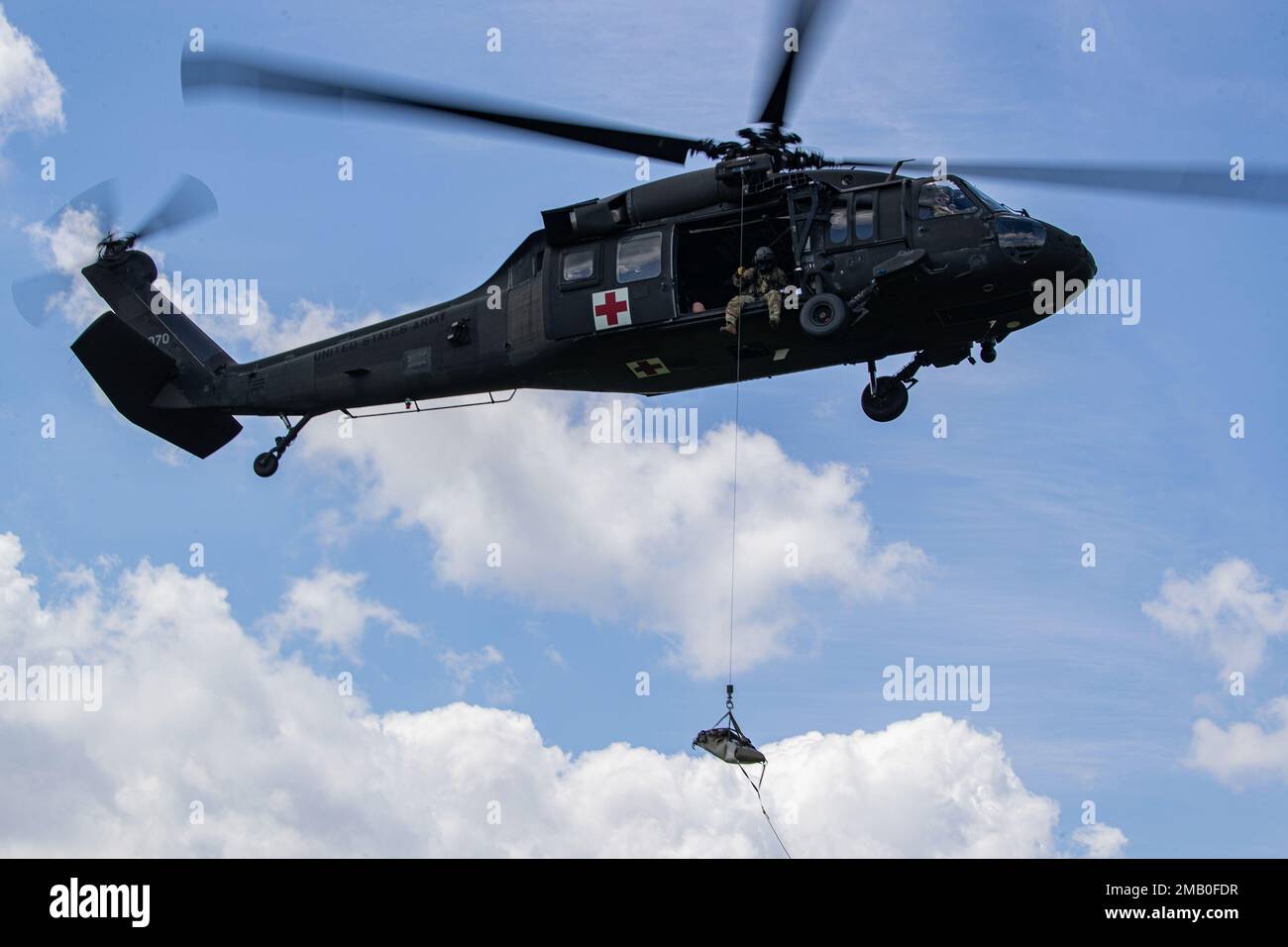 Un hélicoptère Black Hawk UH-60L de la Garde nationale du New Jersey avec le détachement 1, Compagnie C, 1-171st MEDEVAC vole pendant une classe de centre d'entraînement de simulation médicale sur la base commune McGuire-dix-Lakehurst, New Jersey, 9 juin 2022. Le centre de formation à la simulation médicale offre une formation de pointe pour aider les étudiants à acquérir des compétences dans le traitement de tous les domaines de traumatologie et de scénarios médicaux de base. Banque D'Images