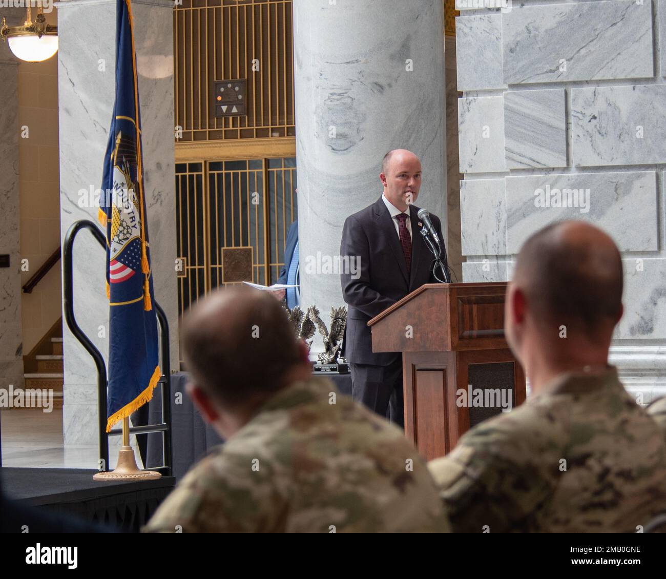 Gov. Spencer J. Cox s'exprime au cours des prix de membre de l'année de l'État de l'Utah à la capitale de l'État de l'Utah sur 09 22 juin. Les prix récompensent les artistes exceptionnels de chacune des principales entités militaires de l'État représentant l'Armée de terre, la Marine, la Force aérienne, les Marines, la Force spatiale, des organisations actives de service, de garde et de réserve. (Photo de la Garde nationale aérienne par : le sergent d'état-major Nicholas Perez) Banque D'Images