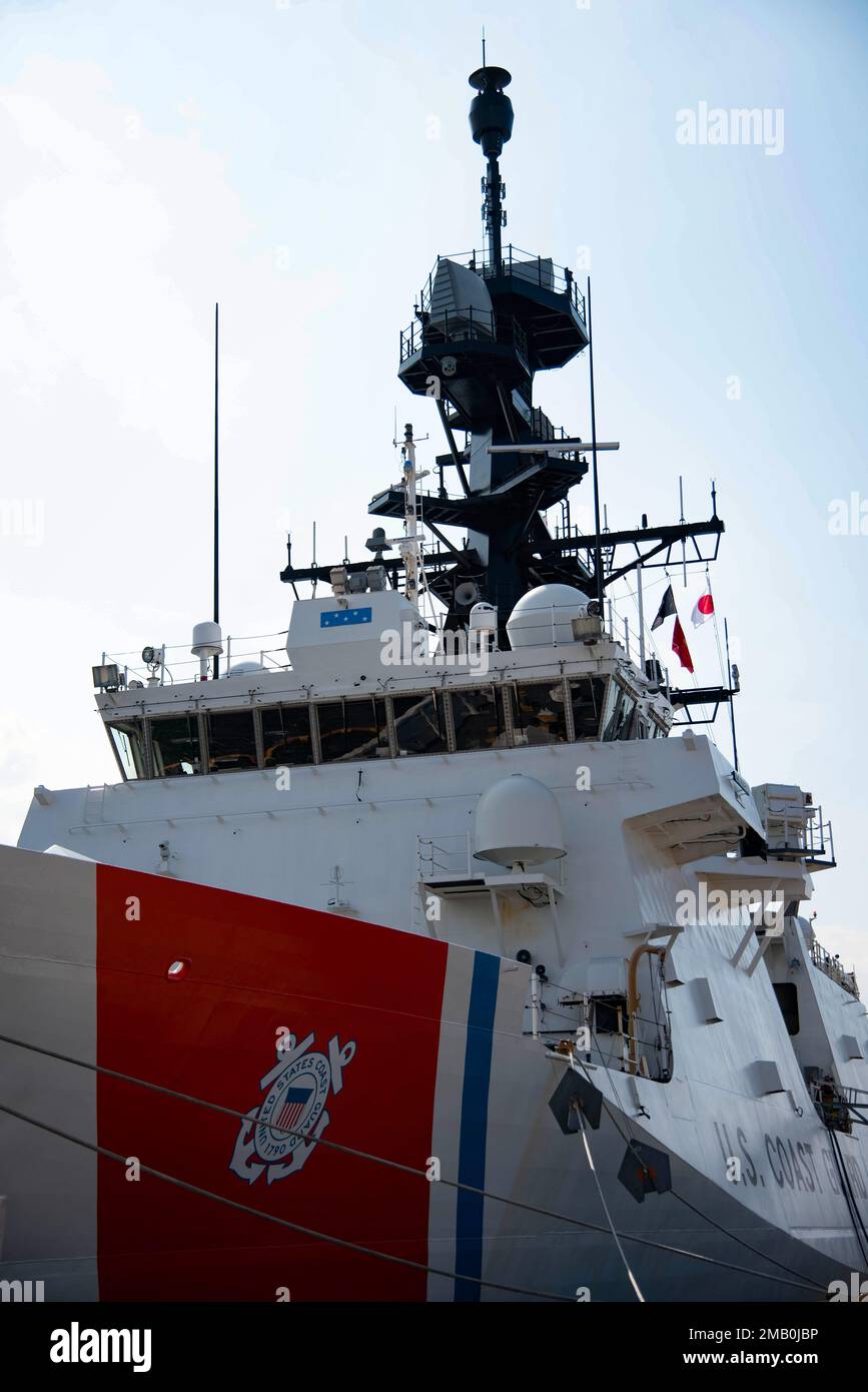 YOKOSUKA, Japon (9 juin 2022) — États-Unis Garde côtière Cutter de la classe Légende USCGC Munro (WMSL 755) se trouve côté quai au commandant, activités de la flotte Yokosuka (CFAY). Munro a visité le CFAY au cours d'un appel portuaire prévu, alors qu'il était déployé à l'appui de l'opération Garde du Pacifique Nord, une opération annuelle d'application de la loi internationale en haute mer conçue pour détecter et prévenir la pêche illégale, non déclarée et non réglementée (Inn). Depuis plus de 75 ans, CFAY fournit, entretient et exploite des installations et des services de base à l’appui des forces navales déployées à l’avant de la flotte américaine 7th, des commandements de locataires et des milliers de personnes Banque D'Images