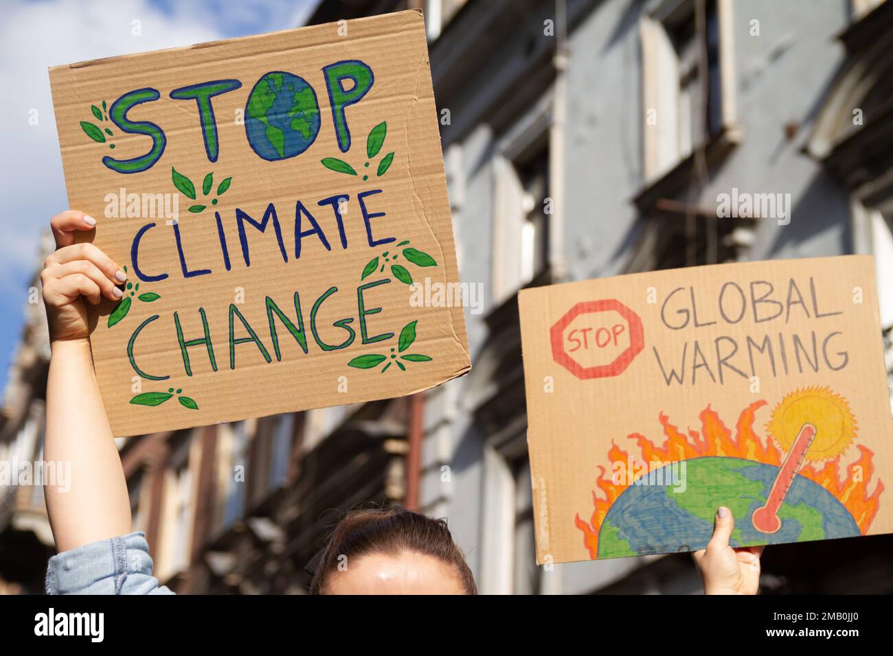 Les manifestants sont en signe d’arrêter le changement climatique et de mettre un terme au réchauffement climatique. Les gens avec des pancartes à la grève de manifestation de rassemblement de protestation. Banque D'Images