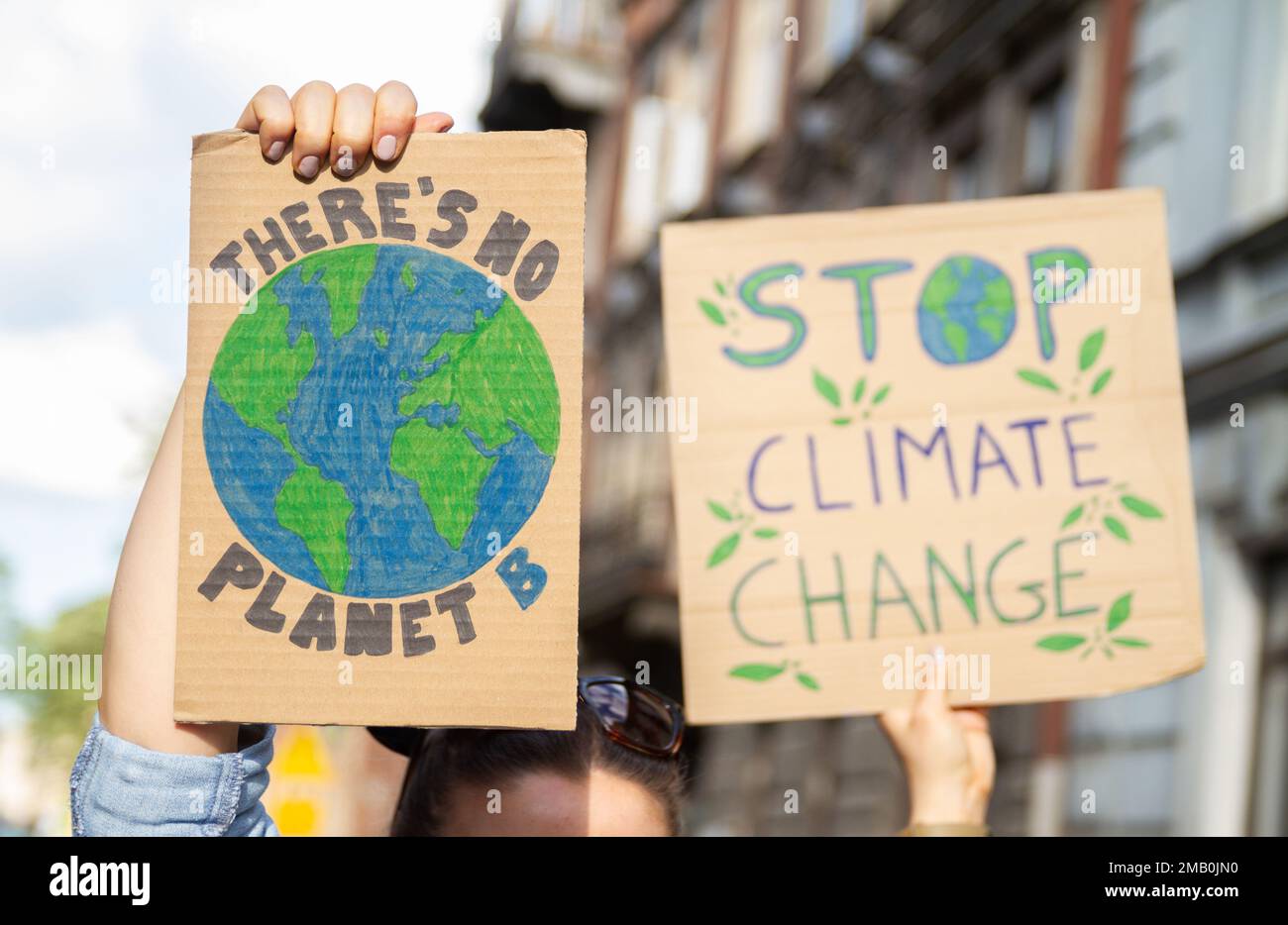 Manifestants tenant des panneaux il n'y a pas de planète B, Halte au changement climatique. Des gens avec des pancartes lors d'une manifestation de rassemblement de protestation, grève contre le réchauffement de la planète. Banque D'Images