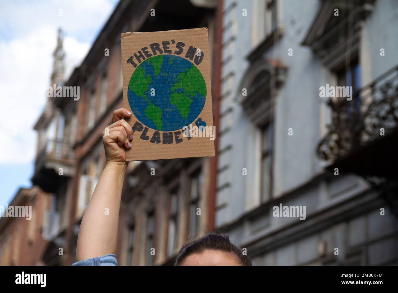 Un manifestant portant un panneau il n'y a pas de planète B. une femme avec un écriteau lors d'une manifestation de rassemblement de protestation, d'une grève contre le réchauffement climatique et le changement climatique. Banque D'Images