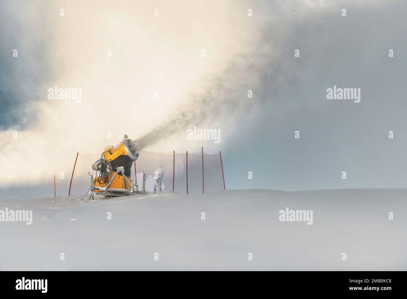 Un canon à neige en action dans une station de ski Banque D'Images