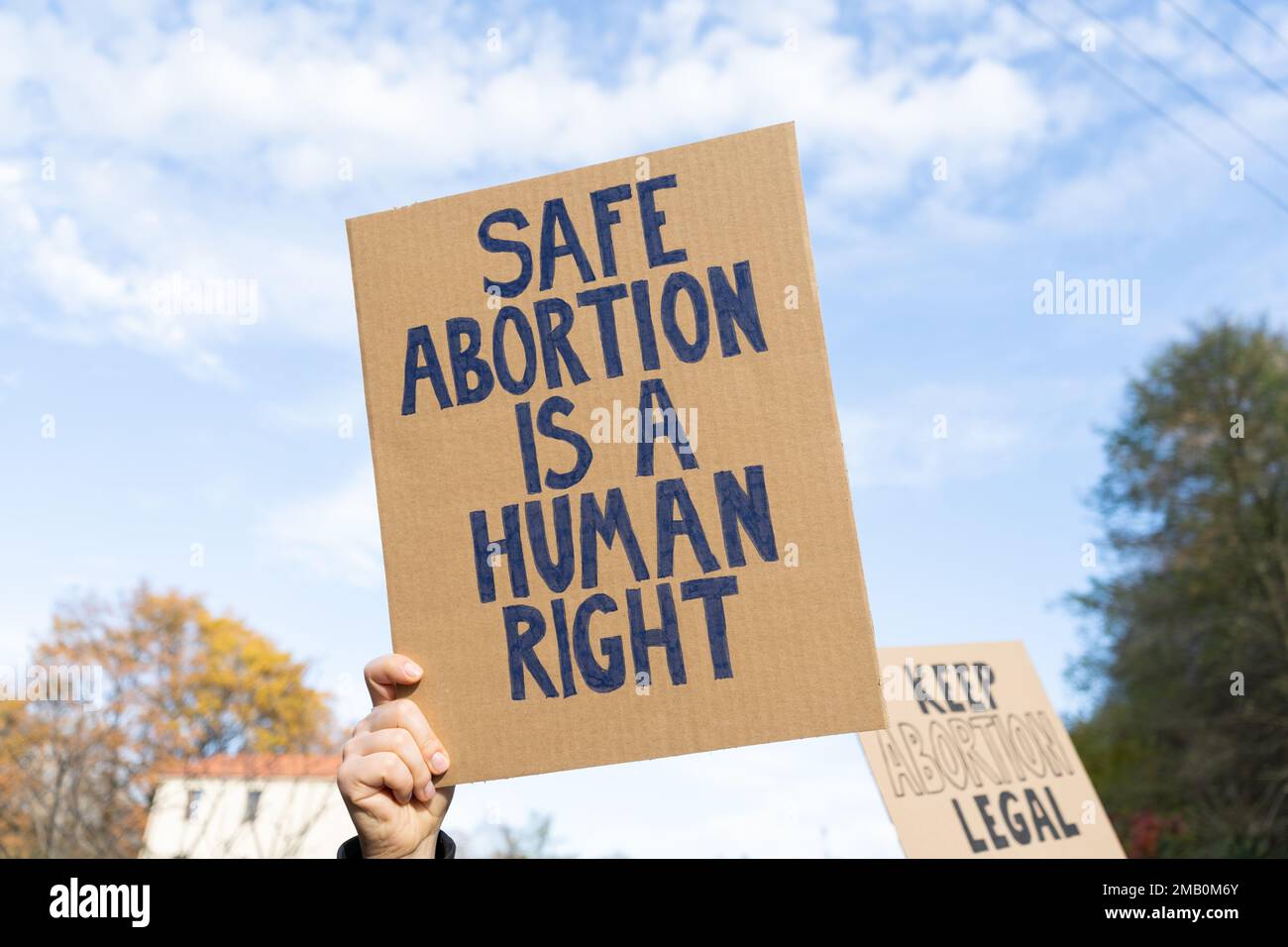 Les manifestants brandir des signes avec des slogans l'avortement sans risque est un droit de l'homme, garder l'avortement légal. Personnes avec des pancartes lors d'une manifestation de rassemblement de protestation. Banque D'Images