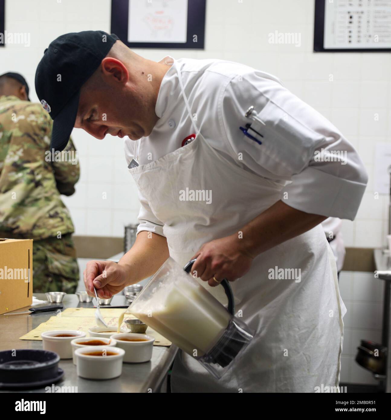 Les parachutistes de la division aéroportée 82nd ont participé au concours du meilleur chef du trimestre 3rd sur 9 juin 2022, au Centre de formation en arts culinaires de fort Bragg, en Caroline du Nord. La compétition a testé les compétences des soldats en tant que chef tout en se faisant courir contre la montre. Banque D'Images