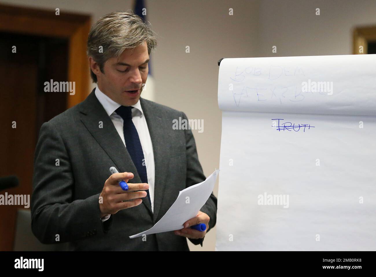 Andino Reynal, lawyer for Alex Jones, begins to write the word "truth" and then scratches it out during the trial for Alex Thursday, July 28, 2022, Travis County Courthouse. Jones has been found to have defamed the parents of a Sandy Hook student for calling the attack a hoax.(Briana Sanchez/Austin American-Statesman via AP, Pool) Banque D'Images