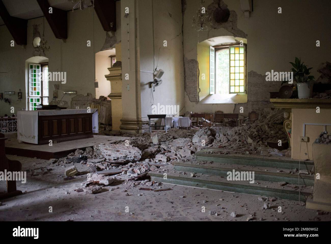 Rubbles lie inside the damaged Saint Catherine of Alexandria Church a day after a strong quake struck Tayum, Abra province, northern Philippines on Thursday, July 28, 2022. A 7-magnitude quake set off landslides and damaged buildings in the northern Philippines on Wednesday, killing some people and injuring dozens. (AP Photo/ Czeasar Dancel) Banque D'Images