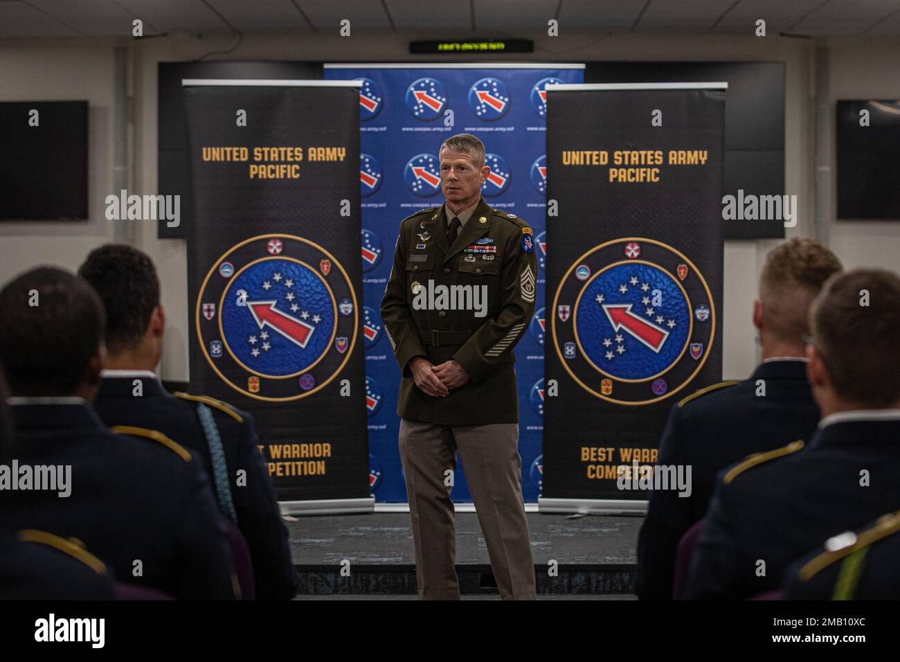 Commandant Sgt. Maj. Scott A. Brzak, États-Unis Le conseiller principal de l’Armée du Pacifique, inscrit, prononce un discours devant les candidats 9 juin à la caserne de Schofield, à Hawaï, lors de la cérémonie de remise des prix du concours du meilleur guerrier de l’USARPAC 2022. Le USARPAC BWC 2022 est un concours annuel d'une semaine qui se compose de concurrents de plusieurs unités USARPAC dans l'Indo-Pacific. Les officiers non commissionnés et les soldats enrôlants juniors sont évalués dans plusieurs catégories telles que les connaissances militaires générales, les compétences de base du soldat et la condition physique. Banque D'Images