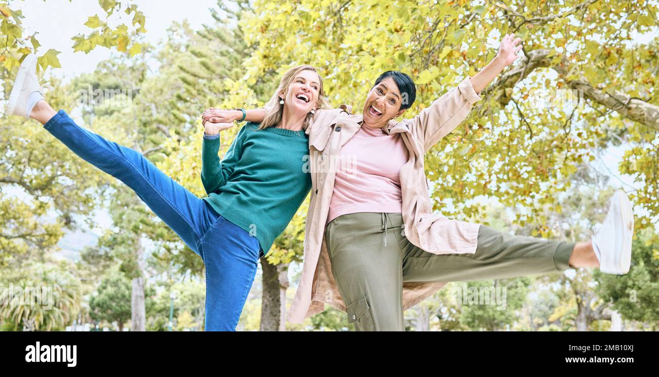 Dansez, amis heureux ou aînés dans un parc pour célébrer des vacances fous, drôles ou relaxantes en été. Bien-être, femme âgée ou femme âgée Banque D'Images