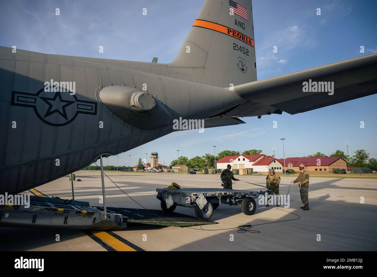 Sergent d'état-major de la Force aérienne des États-Unis CY Snyder III et l'aviateur principal Naden Lindstrom, C-130, chargés de charge du 169th Escadron de transport aérien, base de la Garde nationale aérienne de Peoria, Illinois, travaillent avec les chefs d'équipage de la 124th Escadre Fighter, base de la Garde nationale aérienne de Gowen Field, Boise, Idaho, Chargement d'une remorque MHU-141 sur un avion C-130H Hercules pendant la route Agile 22 au Centre d'entraînement au combat d'Alpena, à Alpena, Michigan, 9 juin 2022. Agile rage 22 est un exercice dirigé par le Bureau de la Garde nationale qui offre des possibilités d'entraînement réalistes, imitant les environnements de combat actuels et futurs dictés par le National Banque D'Images