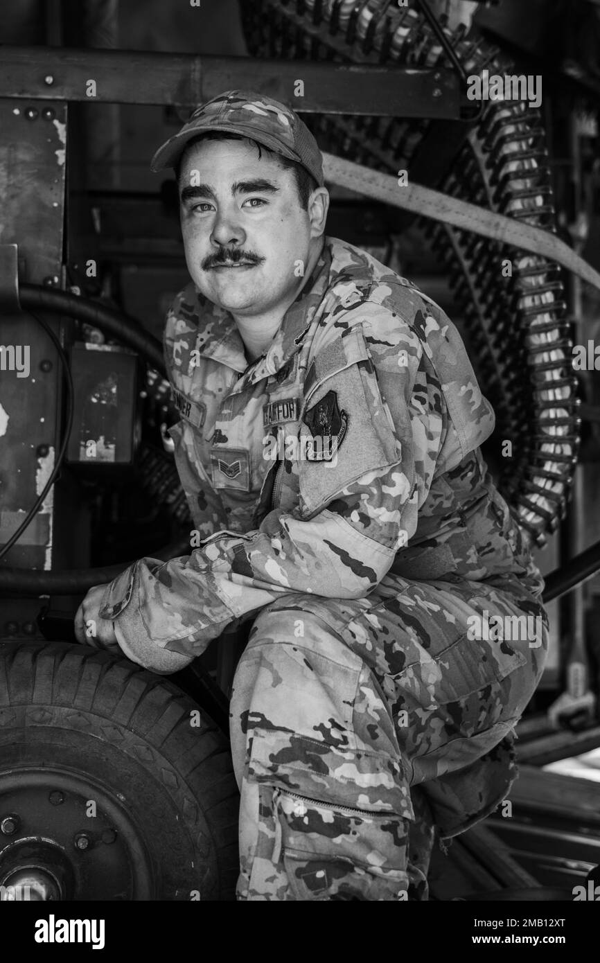 ÉTATS-UNIS Sgt. CY Snyder III, C-130 Loadmaster du 169th escadron de transport aérien de la base de la Garde nationale aérienne de Peoria, Illinois, appuie Agile rage 22 au Centre d’entraînement sur la préparation au combat d’Alpena, à Alpena, Michigan, 9 juin 2022. Agile rage 22 est un exercice dirigé par le Bureau de la Garde nationale qui offre des possibilités d'entraînement réalistes, imitant les environnements de combat actuels et futurs dictés par la Stratégie de défense nationale. Banque D'Images