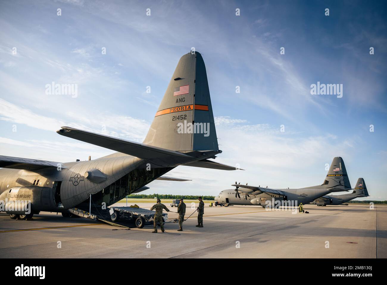 Sergent d'état-major de la Force aérienne des États-Unis CY Snyder III et l'aviateur principal Naden Lindstrom, C-130, chargés de charge du 169th Escadron de transport aérien, base de la Garde nationale aérienne de Peoria, Illinois, travaillent avec les chefs d'équipage de la 124th Escadre Fighter, base de la Garde nationale aérienne de Gowen Field, Boise, Idaho, Chargement d'une remorque MHU-141 sur un avion C-130H Hercules pendant la route Agile 22 au Centre d'entraînement au combat d'Alpena, à Alpena, Michigan, 9 juin 2022. Agile rage 22 est un exercice dirigé par le Bureau de la Garde nationale qui offre des possibilités d'entraînement réalistes, imitant les environnements de combat actuels et futurs dictés par le National Banque D'Images