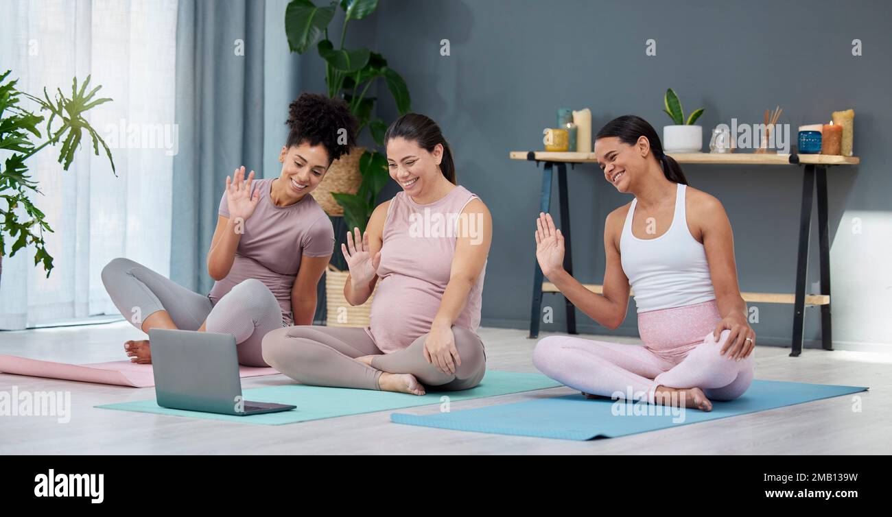 Séminaire en ligne, femmes enceintes ou en cours en ligne pour l'entraînement au yoga, l'exercice ou l'entraînement physique dans un studio à domicile. Grossesse, appel vidéo ou amis en bonne santé Banque D'Images