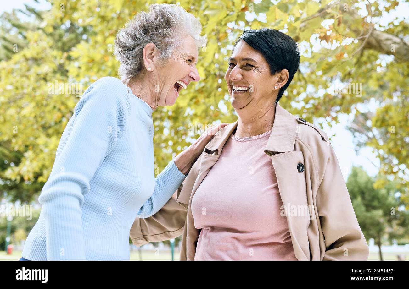 Des amis âgés, riant ou se liant dans un parc naturel, un jardin public ou se détendre dans un environnement de retraite, de soutien ou de confiance. Sourire, heureux ou diversité Banque D'Images