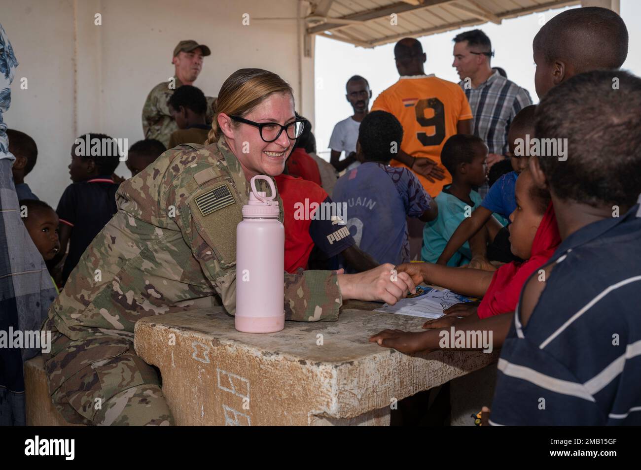 ÉTATS-UNIS Le Sgt Jennye Austin, avec le bataillon 1st, 116th Infantry Regiment, serre la main avec un enfant au village de Chabelley, Djibouti, 9 juin 2022. Lors de la visite du village, des aviateurs de l’escadron de la base aérienne expéditionnaire 776th et des soldats de la Force opérationnelle Red Dragon ont construit un balançoire pour l’école du village, évalué l’électricité de l’école et donné des vêtements, des jouets et des bonbons aux enfants. Banque D'Images