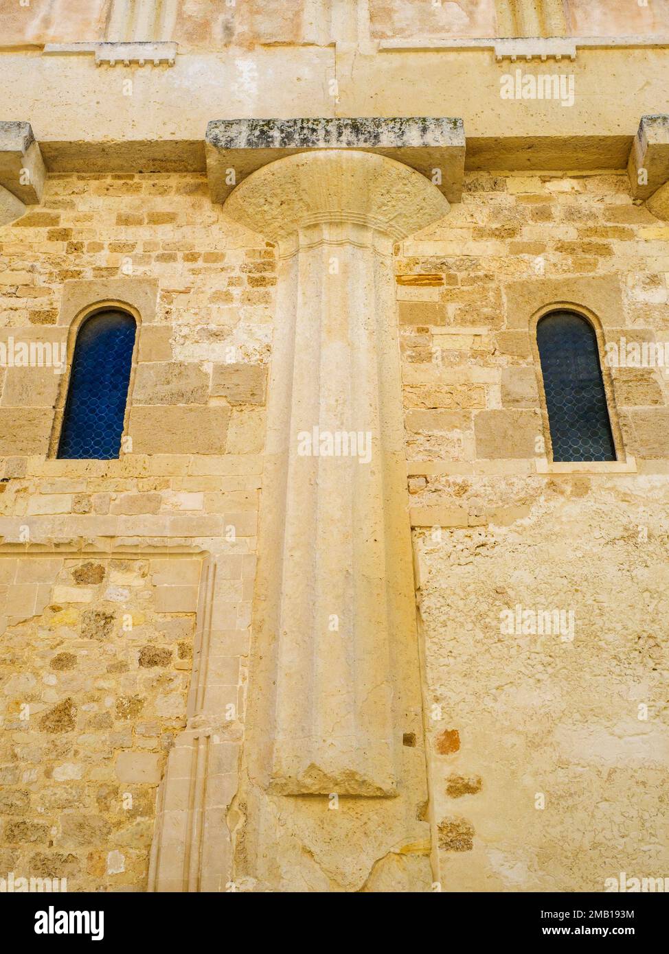 Le côté nord de la cathédrale de Syracuse avec les anciennes colonnes doriques du Temple d'Athéna, incorporé dans la cathédrale - Sicile, Italie Banque D'Images