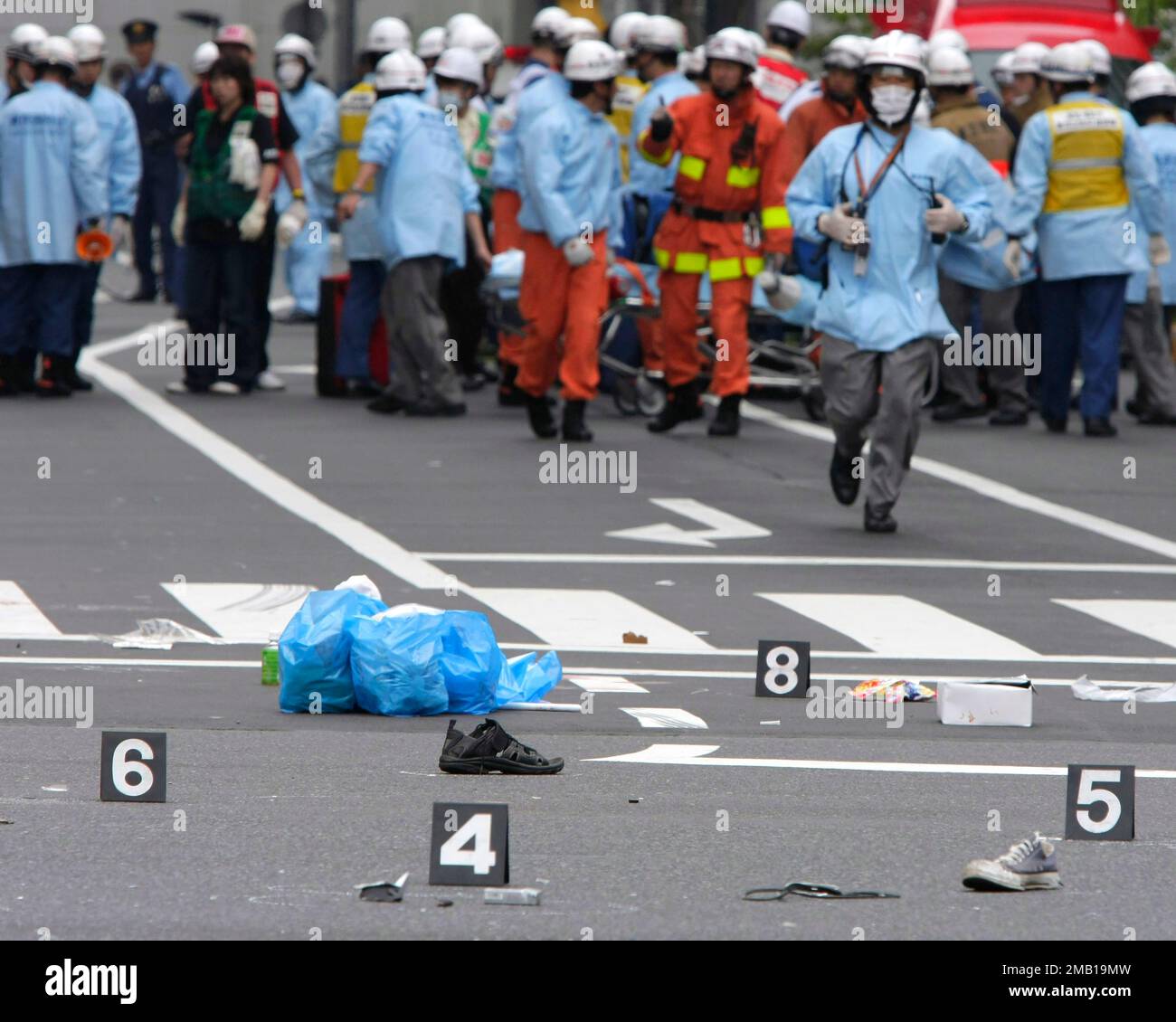 FILE - Shoes of victims are left on a street as rescuers from the Tokyo Metropolitan Police Department work in Tokyo's Akihabara district after a man rammed a truck into a crowd of shoppers, jumped out and went on a stabbing spree in Tokyo's top electronics district on June 8, 2008. Japan on Tuesday, July 26, 2022 executed a man convicted of killing seven in the 2008 rampage in Tokyo's Akihabara electronics district, the justice minister announced. (AP Photo/Itsuo Inouye, File) Banque D'Images