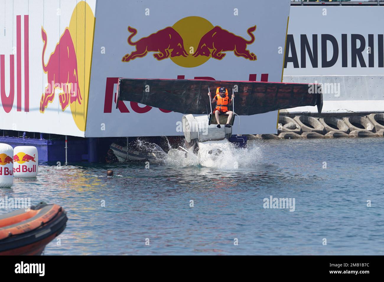 ISTANBUL, TURKIYE - 14 AOÛT 2022 : un concurrent effectue un vol avec une machine de vol manuelle à moteur humain sur Red Bull Flugtag Banque D'Images