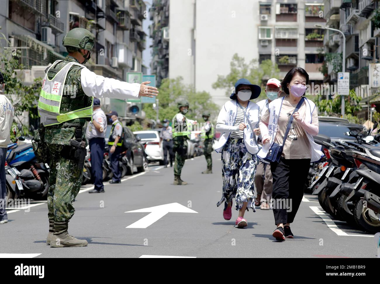 People are guided by Taiwan's soldiers to a basement shelter during the Wanan air raid drill in Taipei, Taiwan, Monday, July 25, 2022. Taiwan’s capital staged air raid drills Monday and its military mobilized for routine defense exercises, coinciding with concerns over a forceful Chinese response to a possible visit to the island by U.S. Speaker of the House Nancy Pelosi.(AP Photo/Chiang Ying-ying) Banque D'Images