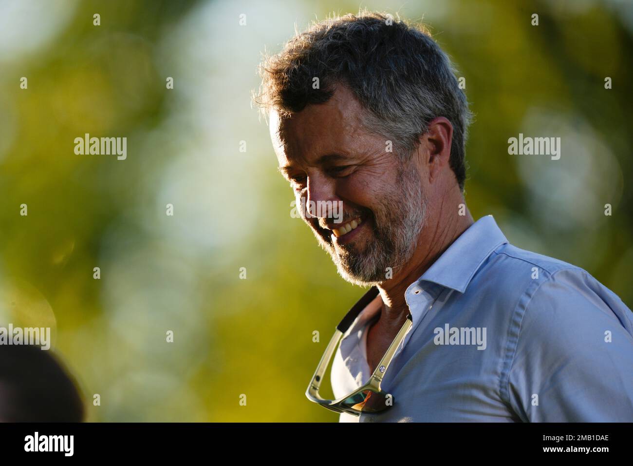 CORRECTS NAME TO DANISH CROWN PRINCE FREDERIK INSTEAD OF PRINCE JOACHIM - Danish Crown Prince Frederik attends the podium ceremony for Tour de France winner Denmark's Jonas Vingegaard, wearing the overall leader's yellow jersey, after the 21st stage of the Tour de France cycling race over 116 kilometers (72 miles) with start in Paris la Defense Arena and finish on the Champs Elysees in Paris, France, Sunday, July 24, 2022. (AP Photo/Daniel Cole) Banque D'Images