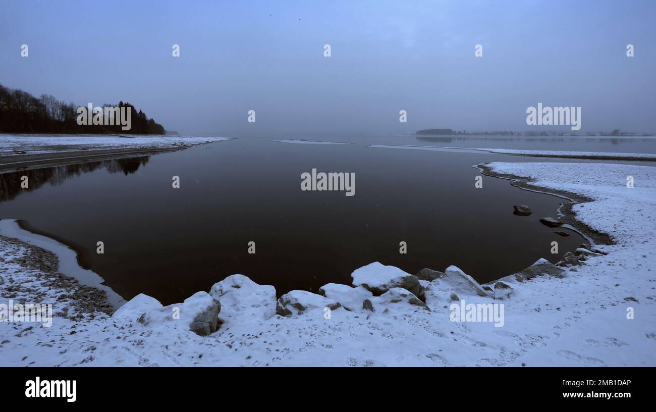 20 janvier 2023, Bavière, Füssen: Sous un ciel nuageux se trouve l'eau restante du Forggensee. Le réservoir, alimenté par le Lech, est vidangé pour la saison hivernale. Routes glissantes et temps froid en Bavière: Seulement dans quelques parties de l'État libre, le temps gelé a conduit à des accidents. Samedi, le Service météorologique allemand (DWD) s'attend également à des zones de pergélisol avec des niveaux de moins trois degrés. Après le samedi principalement sec, mais nuageux, il devrait ensuite neige à nouveau le dimanche. Photo : Karl-Josef Hildenbrand/dpa Banque D'Images