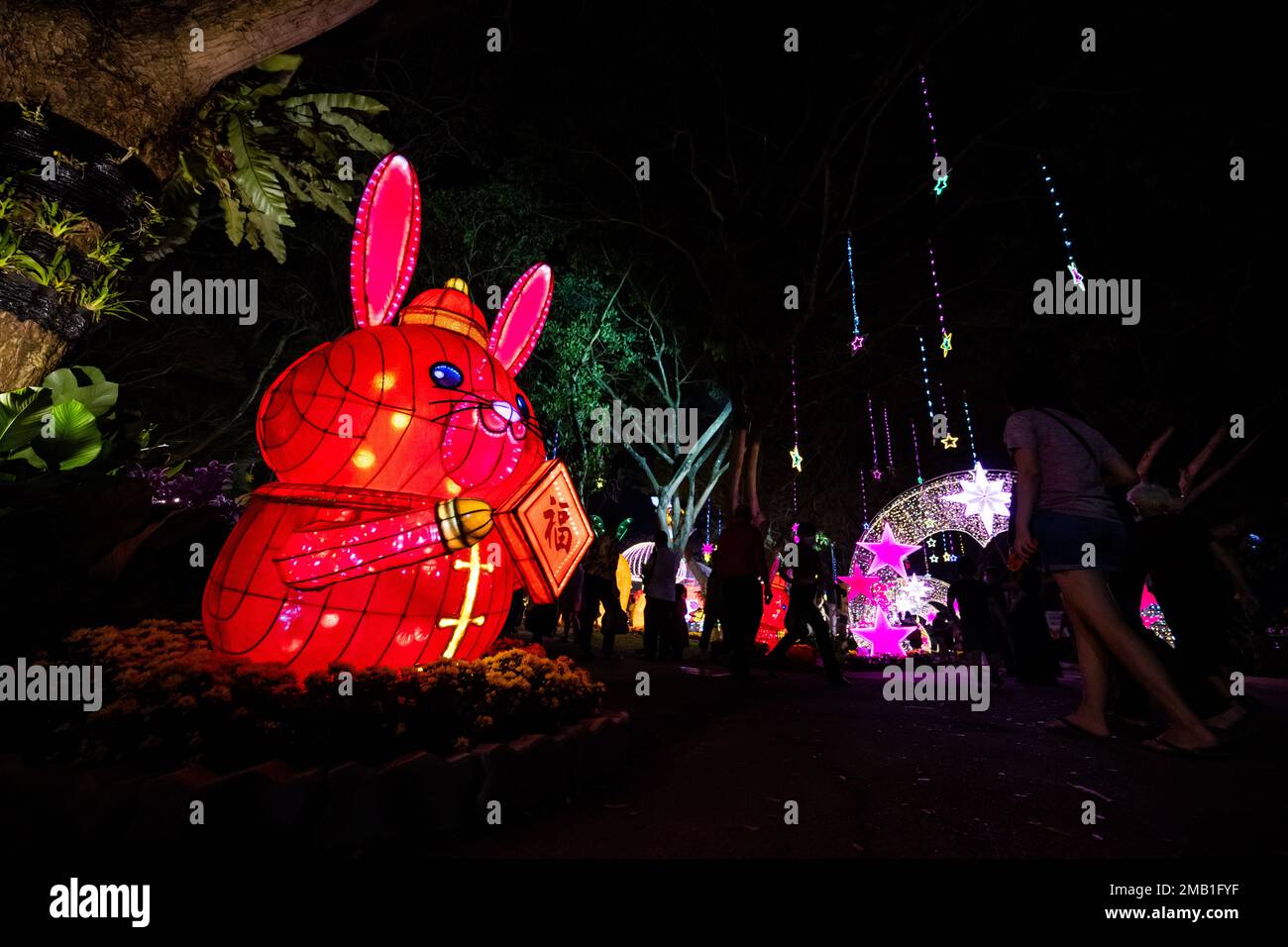 Kuala Lumpur, Malaisie. 19th janvier 2023. Les gens visitent une foire de lanternes pour le nouvel an lunaire chinois à Jenjarom, en Malaisie, le 19 janvier 2023. Credit: Zhu Wei/Xinhua/Alay Live News Banque D'Images