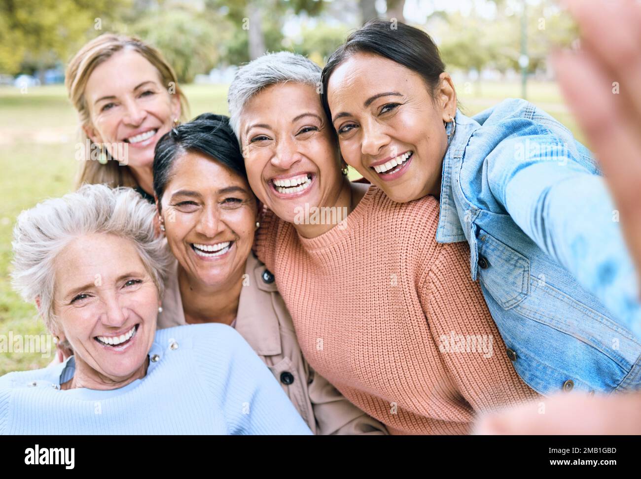 Retraite, femmes ou portrait selfie ou collage mémoire, médias sociaux ou image de profil de diversité dans le parc naturel. Souriez, heureux ou des amis âgés dans Banque D'Images