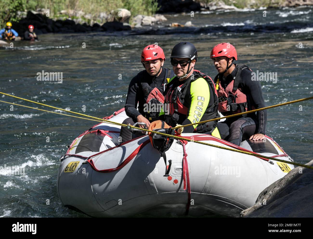 Les aviateurs utilisent un radeau pour négocier les eaux rapides de la rivière Truckee, en Californie, au 9 juin 2022. Le détachement médical de 144th a participé à la formation de sauvetage Swift Water en partenariat avec les détachements médicaux d'Hawaï et du Nevada pour appuyer la région IX de la FEMA Banque D'Images