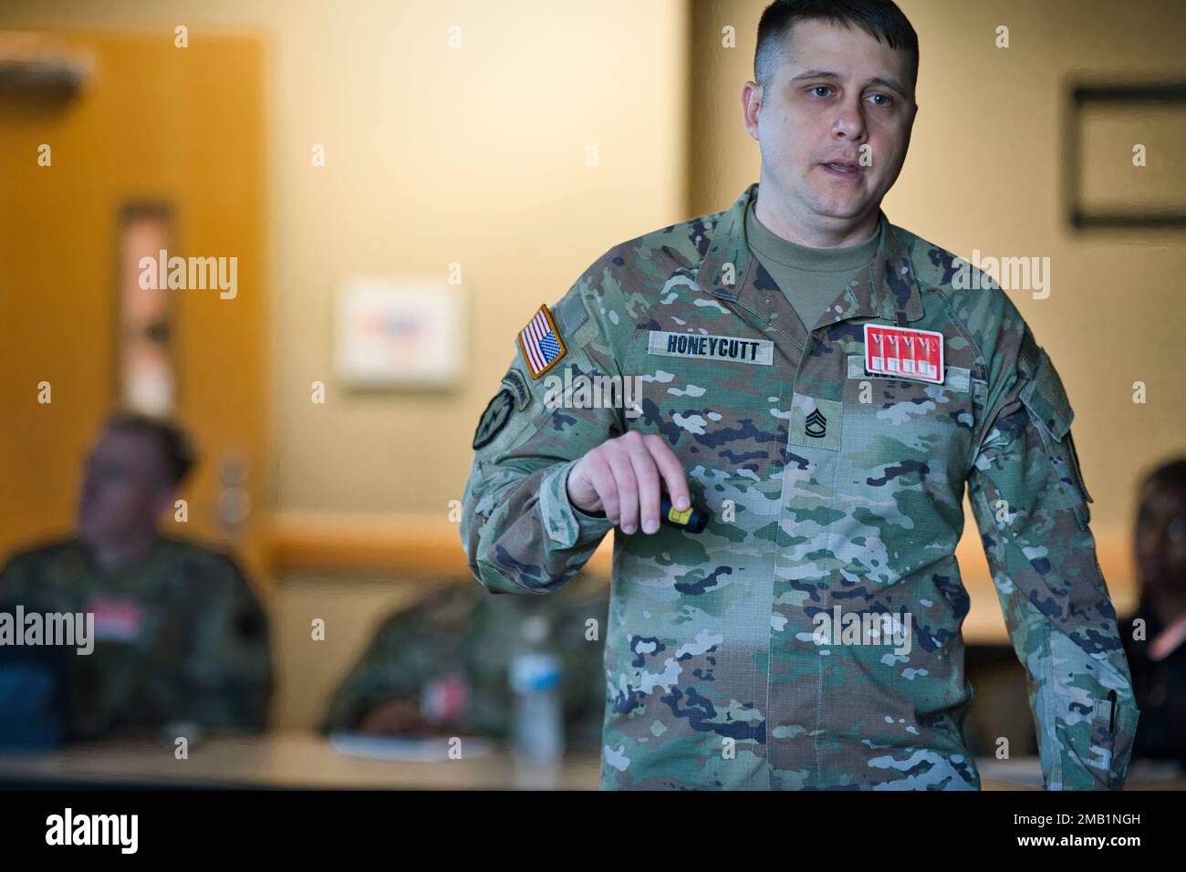 Sgt. 1st. La classe Joey Honeycutt, 188th Brigade d'infanterie, fort Stewart, Géorgie, enseigne « fournir un soutien religieux et la gestion d'événements traumatiques » pendant l'entraînement axé sur la bataille qui s'est tenu à la 81st Division de préparation sur 7-10 juin. La formation axée sur les combats est conçue pour préparer les équipes du ministère de l'unité à des opérations de combat à grande échelle. Banque D'Images