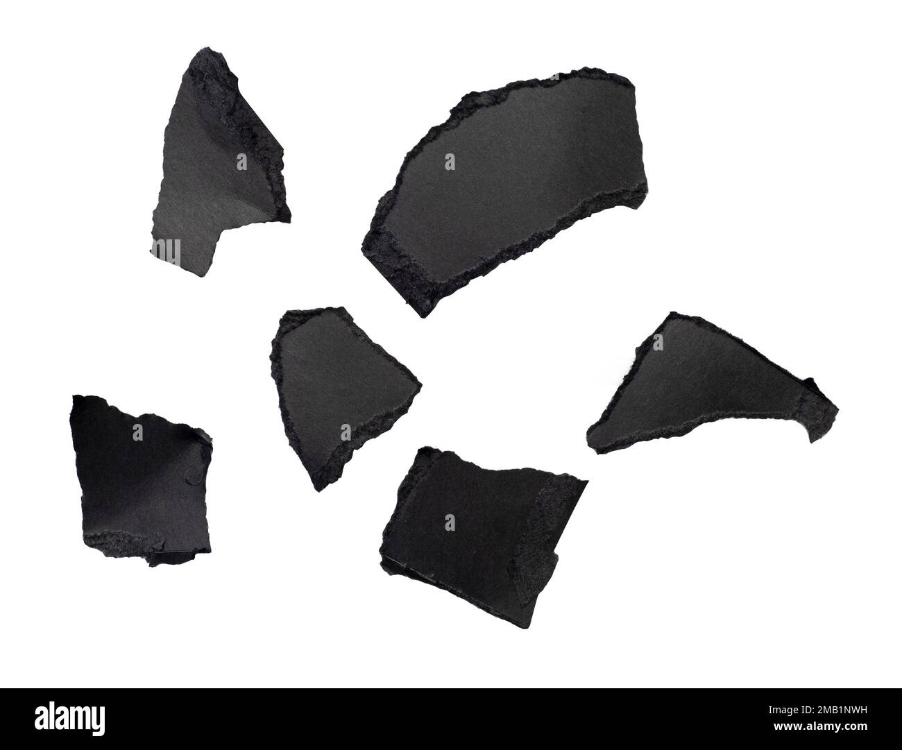 Morceaux abstraits de papier noir déchiré, carton isolé sur blanc, chemin d'écrêtage Banque D'Images