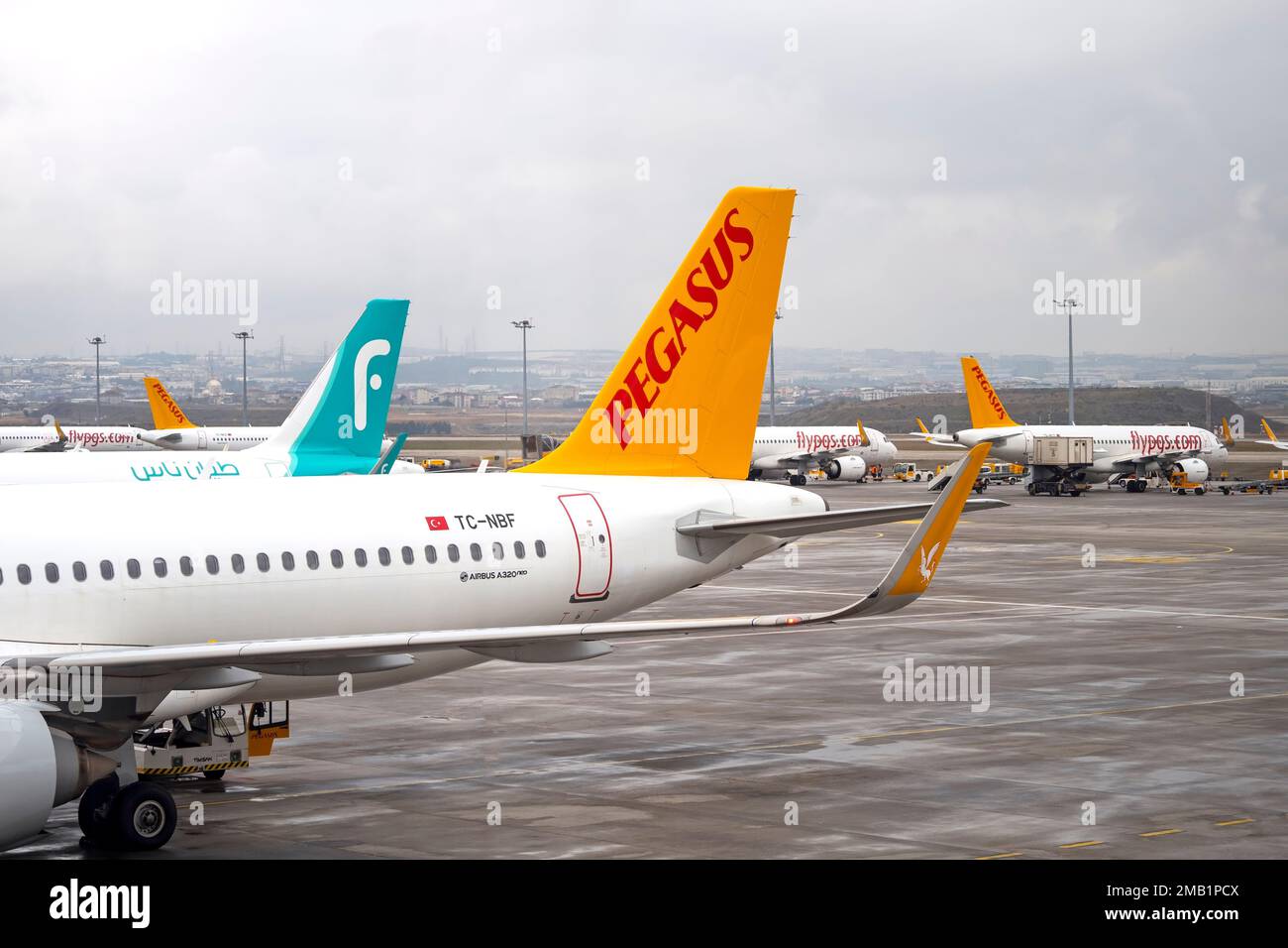 ISTANBUL - 13 JANVIER : avions avec logo de la compagnie aérienne Pegasus à l'aéroport Sabiha Gokcen d'Istanbul, sur 13 janvier. 2023 en Turquie Banque D'Images