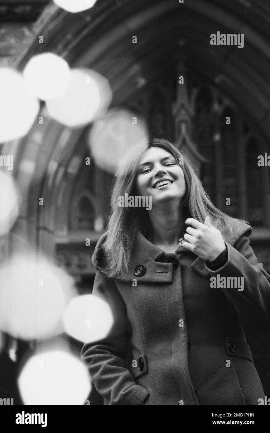 Gros plan Femme joyeuse en portrait monochrome de ville festive Banque D'Images