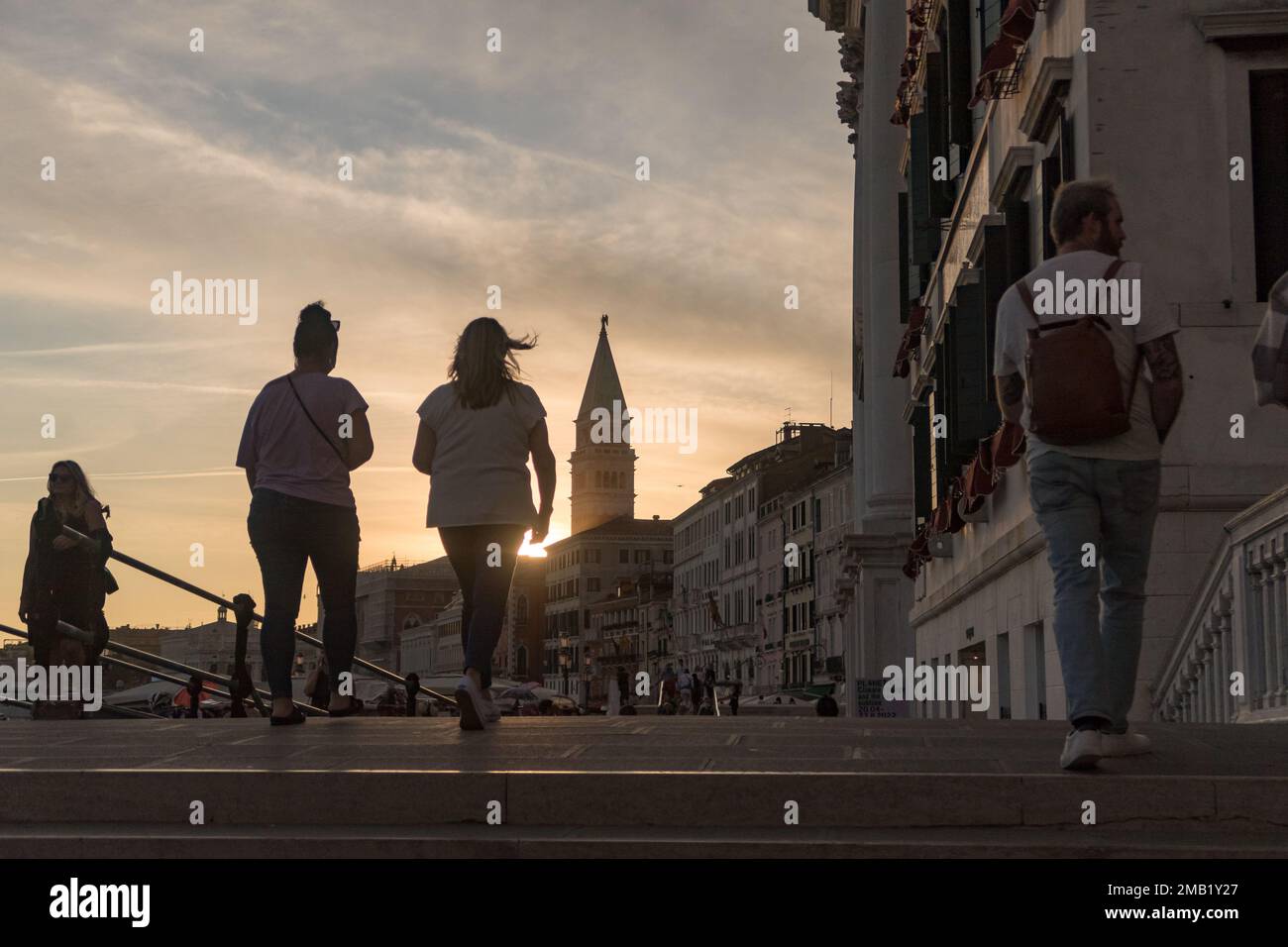 Vue sur la tour de Saint Marc au coucher du soleil à Venise, Italie Banque D'Images