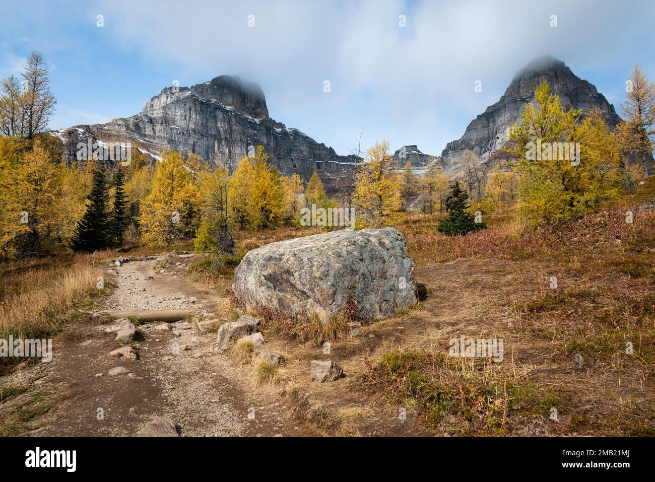 La piste Valley of Ten Peaks en automne, parc national Banff. Canada. Banque D'Images