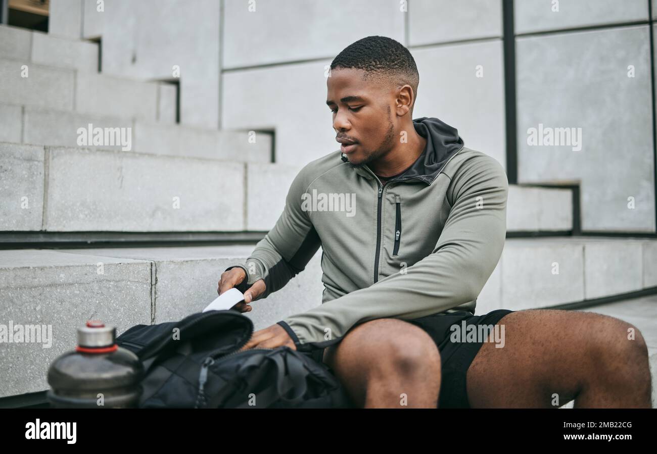 Faites de l'exercice, de l'exercice et de l'homme noir dans les escaliers, détendez-vous et entraînez-vous pour la remise en forme, le bien-être et la santé. Homme afro-américain, athlète et regardant dans le sac Banque D'Images