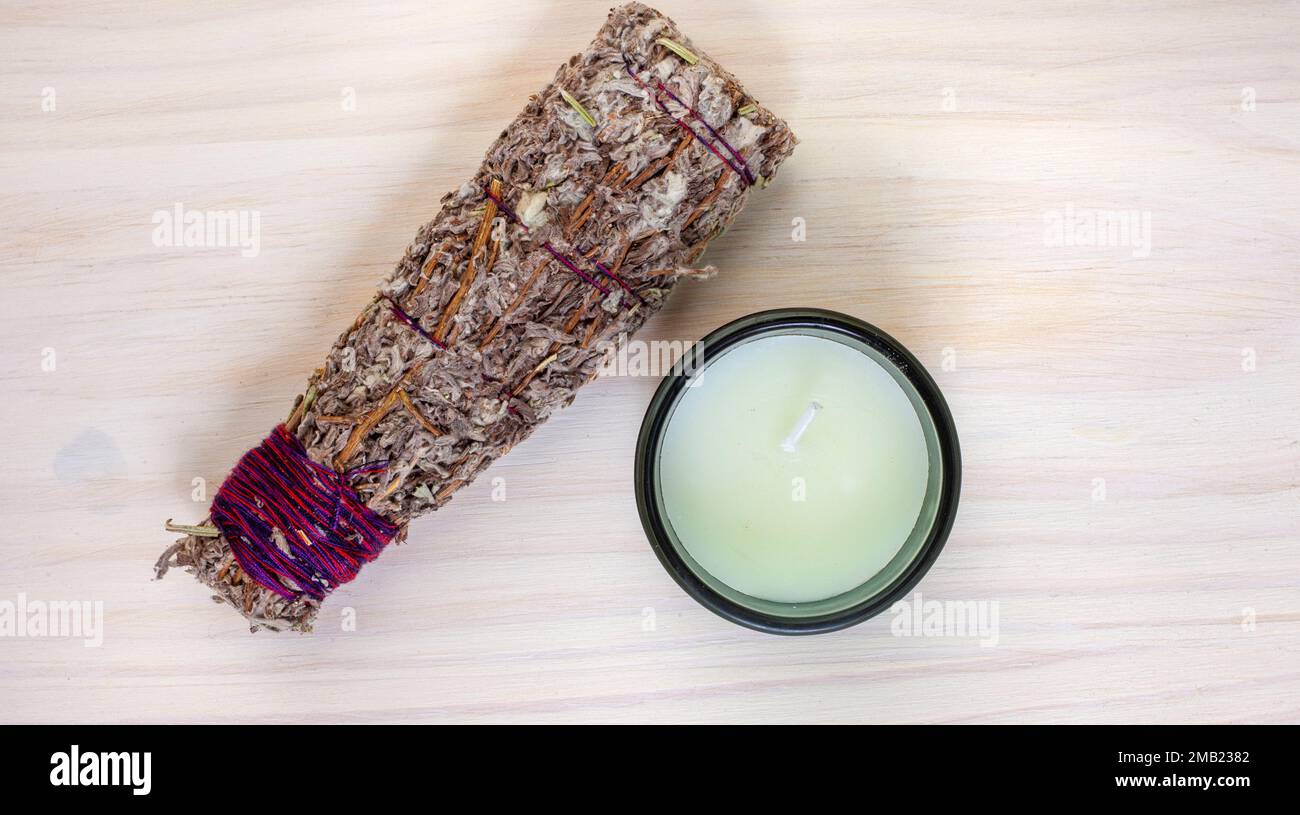 Bâton à taches de bougie et de lavande sur une table avec des plantes et des cristaux Banque D'Images