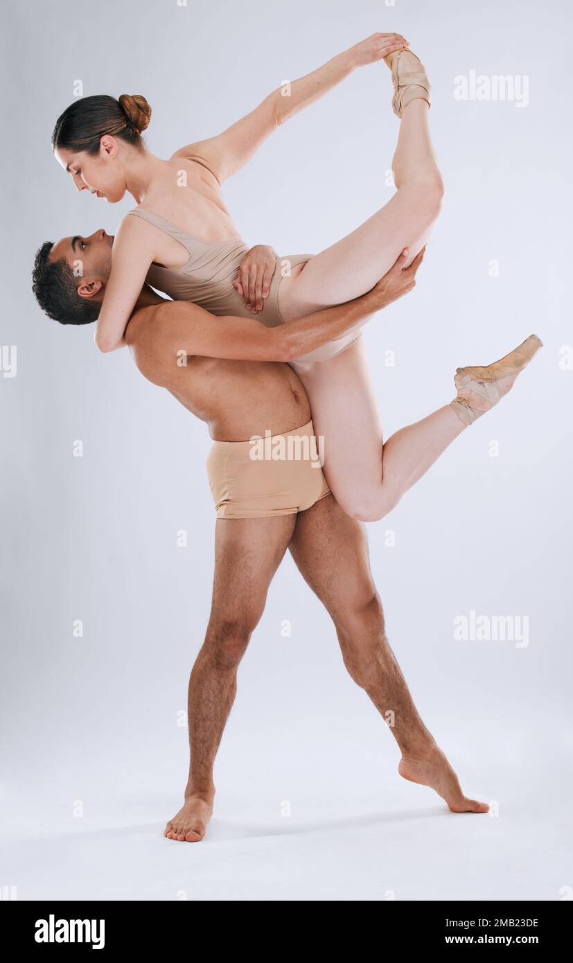 Ballet dancing couple, studio de fond et ascenseur, équilibre et mouvement d'art avec beauté dans l'entraînement. Danseuse professionnelle, performance et homme Banque D'Images