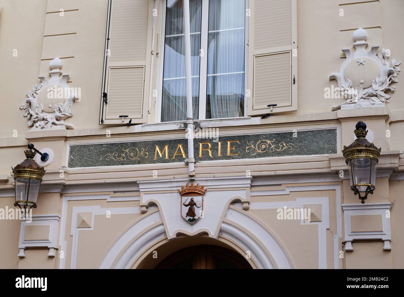 Façade de l'hôtel de ville avec texte mairie signifie en mairie de monaco avec blason Banque D'Images