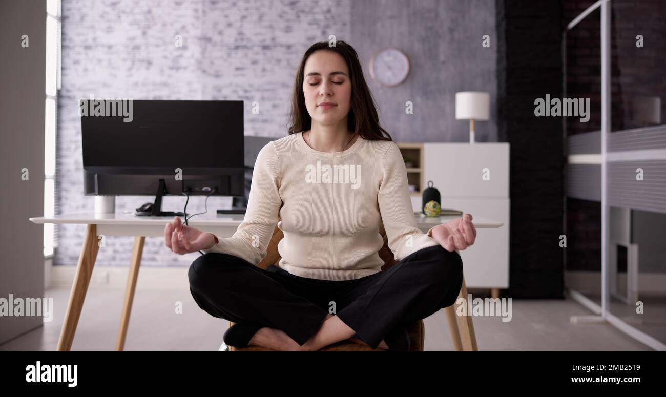 Employé en santé mentale Méditation de yoga en bureau Banque D'Images