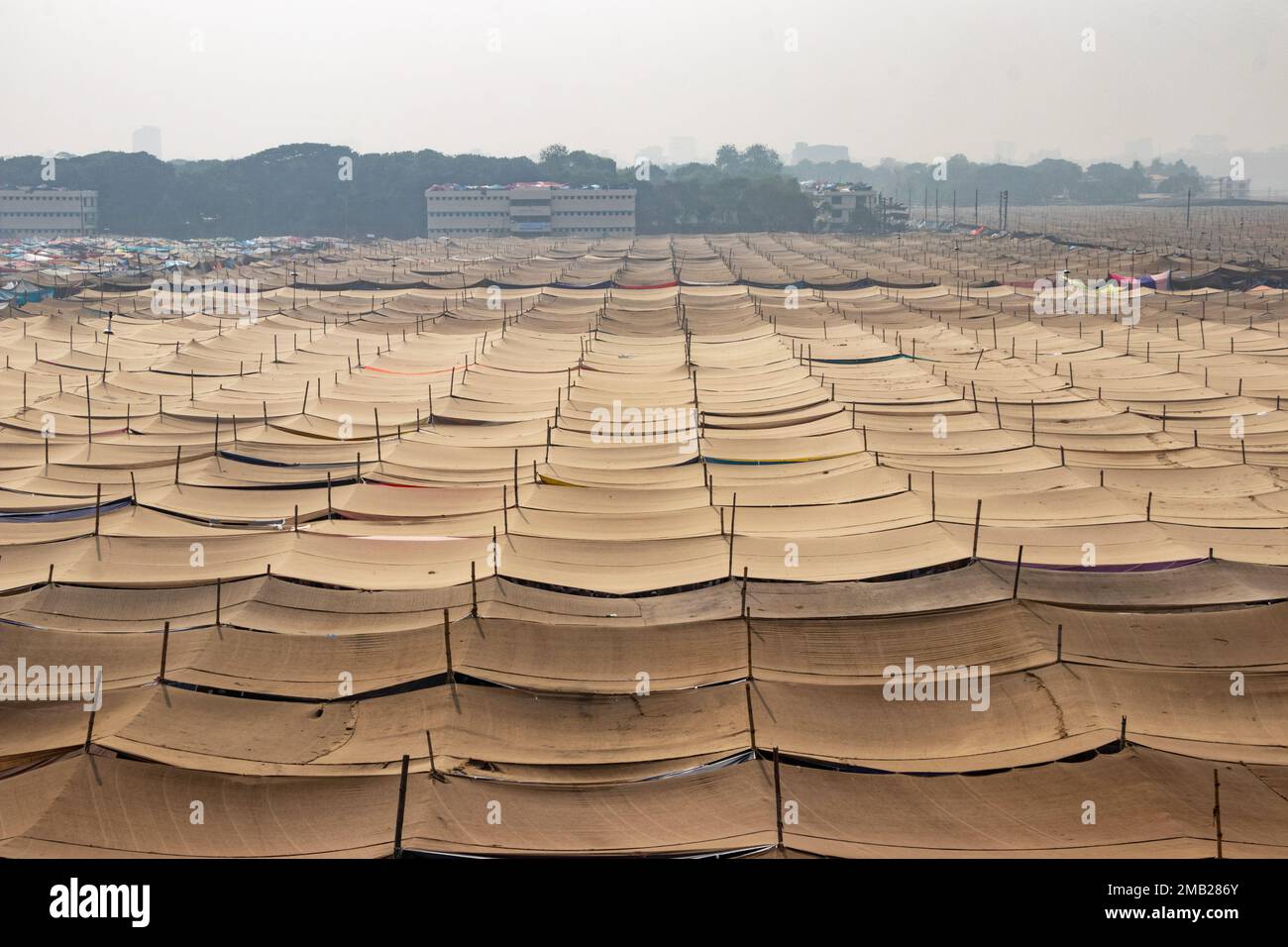 Dhaka, Bangladesh. 20th janvier 2023. L'immense tente Ijtema sur les rives du fleuve Turag près de Dhaka, au Bangladesh. La Bichwa Ijtema (Congrégation mondiale) est un rassemblement annuel de musulmans à Tongi, sur les rives du fleuve Turag, à la périphérie de Dhaka, au Bangladesh. C'est la deuxième plus grande congrégation de la communauté musulmane après le pèlerinage à la Mecque pour le Hajj. L'Ijtema est une réunion de prière répartie sur trois jours, au cours de laquelle les fidèles présents effectuent des prières quotidiennes tout en écoutant les érudits récitant et en expliquant les versets du Coran. Parce qu'il n'est pas politique, il attire p Banque D'Images