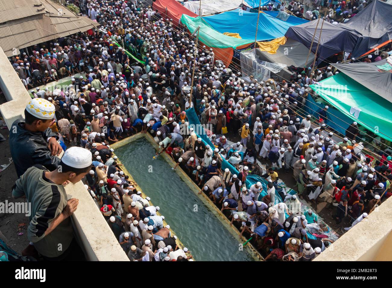 Dhaka, Bangladesh. 20th janvier 2023. Les dévots musulmans se rassemblent pour utiliser l'eau fournie pendant Bichwa Ijtema à Tongi, Dhaka, Bangladesh. La Bichwa Ijtema (Congrégation mondiale) est un rassemblement annuel de musulmans à Tongi, sur les rives du fleuve Turag, à la périphérie de Dhaka, au Bangladesh. C'est la deuxième plus grande congrégation de la communauté musulmane après le pèlerinage à la Mecque pour le Hajj. L'Ijtema est une réunion de prière répartie sur trois jours, au cours de laquelle les fidèles présents effectuent des prières quotidiennes tout en écoutant les érudits récitant et en expliquant les versets du Coran. Parce qu'il est non-Pol Banque D'Images