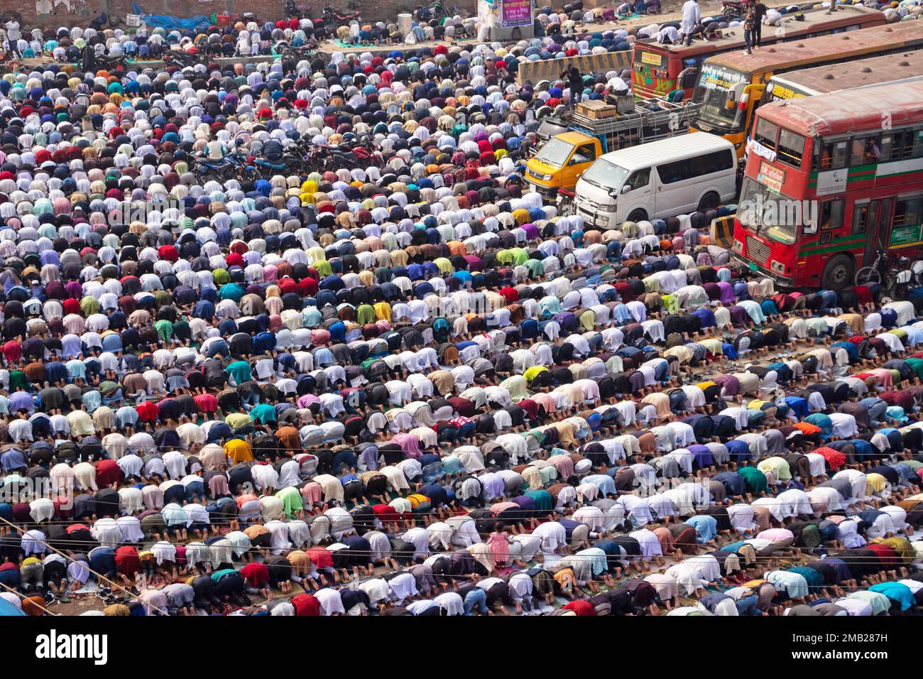 Dhaka, Bangladesh. 20th janvier 2023. Les dévotés musulmans prient au milieu d'un carrefour routier très fréquenté, provoquant l'arrêt de la circulation, à Tongi, Dhaka, au Bangladesh, lors de Bishwa Ijtema, l'un des grands rassemblements religieux islamiques observés chaque année. Des lieux de prière dédiés ne suffisent pas à gérer cet énorme nombre de personnes, donc un grand nombre de personnes viennent à Tongi, la rue principale de Dhaka. Tous les transports terrestres et les passages pour piétons sont suspendus pendant cette période. La Bichwa Ijtema (Congrégation mondiale) est un rassemblement annuel de musulmans à Tongi, par les rives du fleuve Turag, Banque D'Images