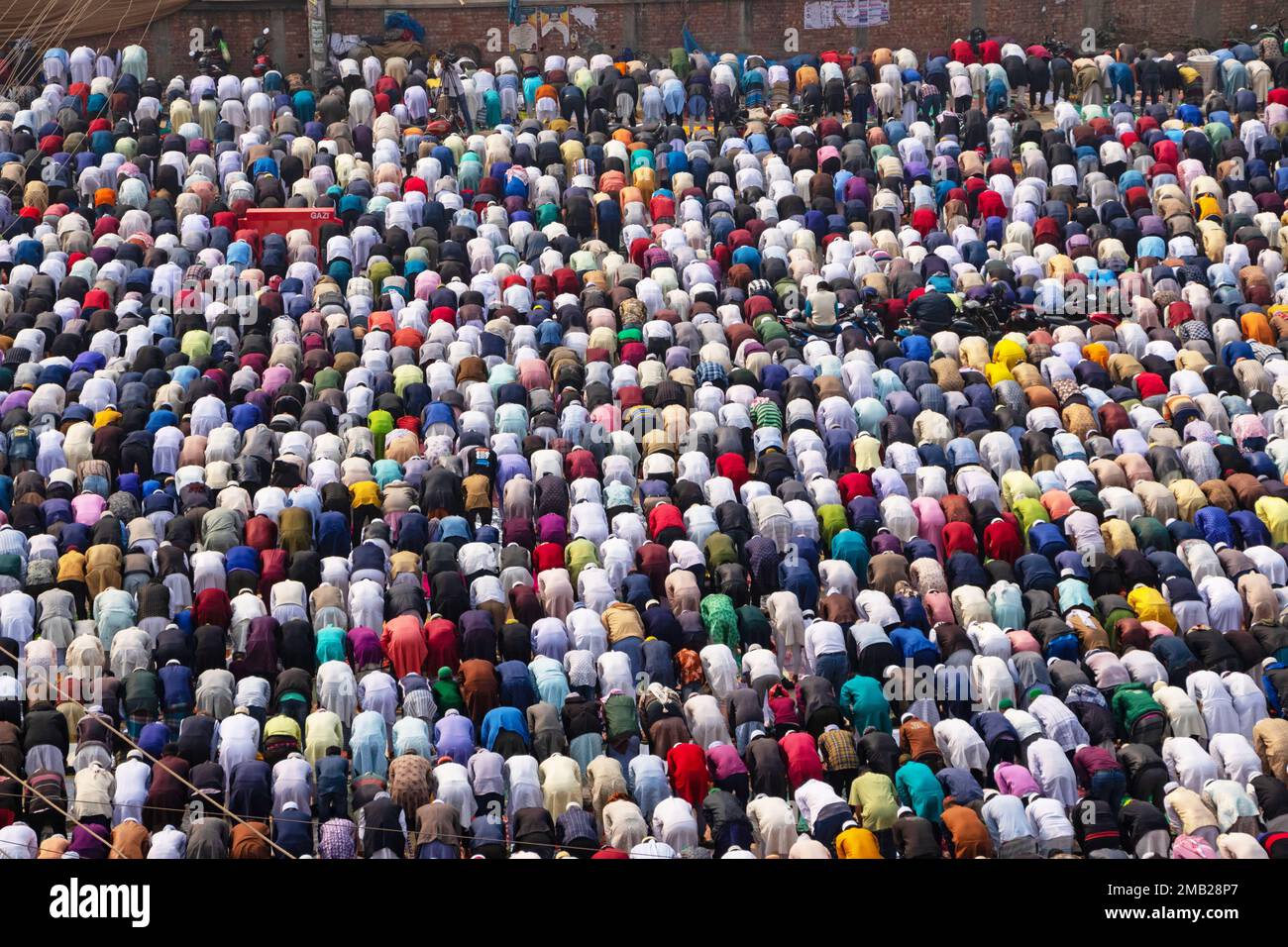 Dhaka, Bangladesh. 20th janvier 2023. Les dévotés musulmans prient au milieu d'un carrefour routier très fréquenté, provoquant l'arrêt de la circulation, à Tongi, Dhaka, au Bangladesh, lors de Bishwa Ijtema, l'un des grands rassemblements religieux islamiques observés chaque année. Des lieux de prière dédiés ne suffisent pas à gérer cet énorme nombre de personnes, donc un grand nombre de personnes viennent à Tongi, la rue principale de Dhaka. Tous les transports terrestres et les passages pour piétons sont suspendus pendant cette période. La Bichwa Ijtema (Congrégation mondiale) est un rassemblement annuel de musulmans à Tongi, par les rives du fleuve Turag, Banque D'Images