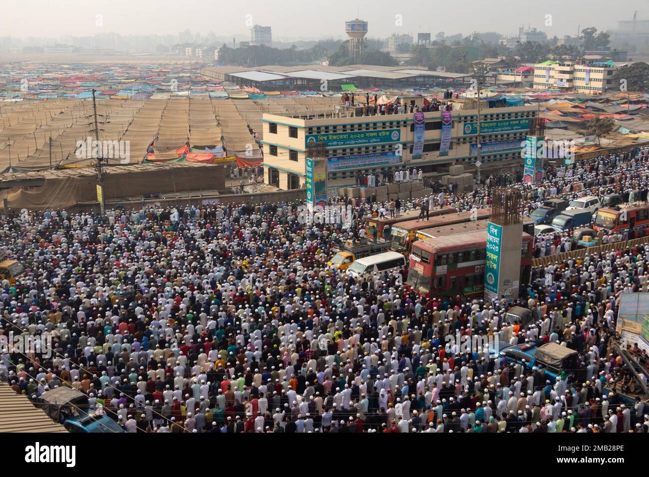 Dhaka, Bangladesh. 20th janvier 2023. Les dévotés musulmans prient au milieu d'un carrefour routier très fréquenté, provoquant l'arrêt de la circulation, à Tongi, Dhaka, au Bangladesh, lors de Bishwa Ijtema, l'un des grands rassemblements religieux islamiques observés chaque année. Des lieux de prière dédiés ne suffisent pas à gérer cet énorme nombre de personnes, donc un grand nombre de personnes viennent à Tongi, la rue principale de Dhaka. Tous les transports terrestres et les passages pour piétons sont suspendus pendant cette période. La Bichwa Ijtema (Congrégation mondiale) est un rassemblement annuel de musulmans à Tongi, par les rives du fleuve Turag, Banque D'Images