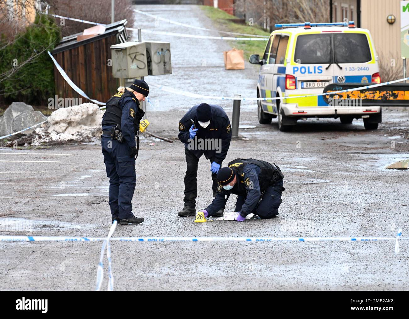 Des policiers de l'immeuble qui a été abattu pendant la nuit à Jarfalla, dans le nord-ouest de Stockholm, en Suède, à 12 janvier 2023. Aucune des personnes qui se trouvaient dans l'un des appartements n'a été blessée. Stockholm a été frappée par une série de fusillades et d'explosions depuis Noël. La police croit que bon nombre de ces incidents sont liés à des différends entre gangs criminels. Photo: Pontus Lundahl/ TT / code 10050 Banque D'Images