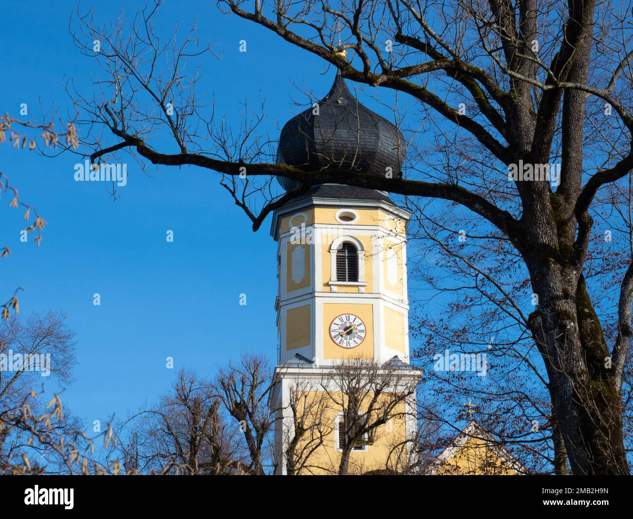 Bernried, Allemagne - 30 décembre 2022 : magnifique tour d'église jaune du monastère. Banque D'Images