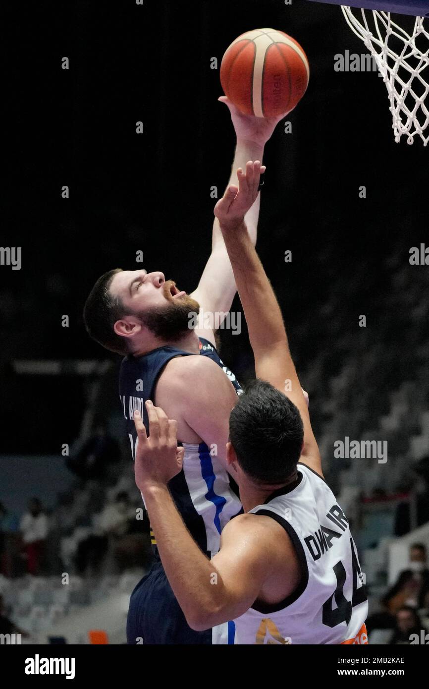 Taiwan's William Artino, left, shoots against Jordan's Ahmad Al Dwairi during their qualification to quarterfinals match at FIBA Asia Cup 2022 basketball tournament at Istora Gelora Bung Karno Stadium in Jakarta, Indonesia, Monday, July 18, 2022. (AP Photo/Achmad Ibrahim) Banque D'Images