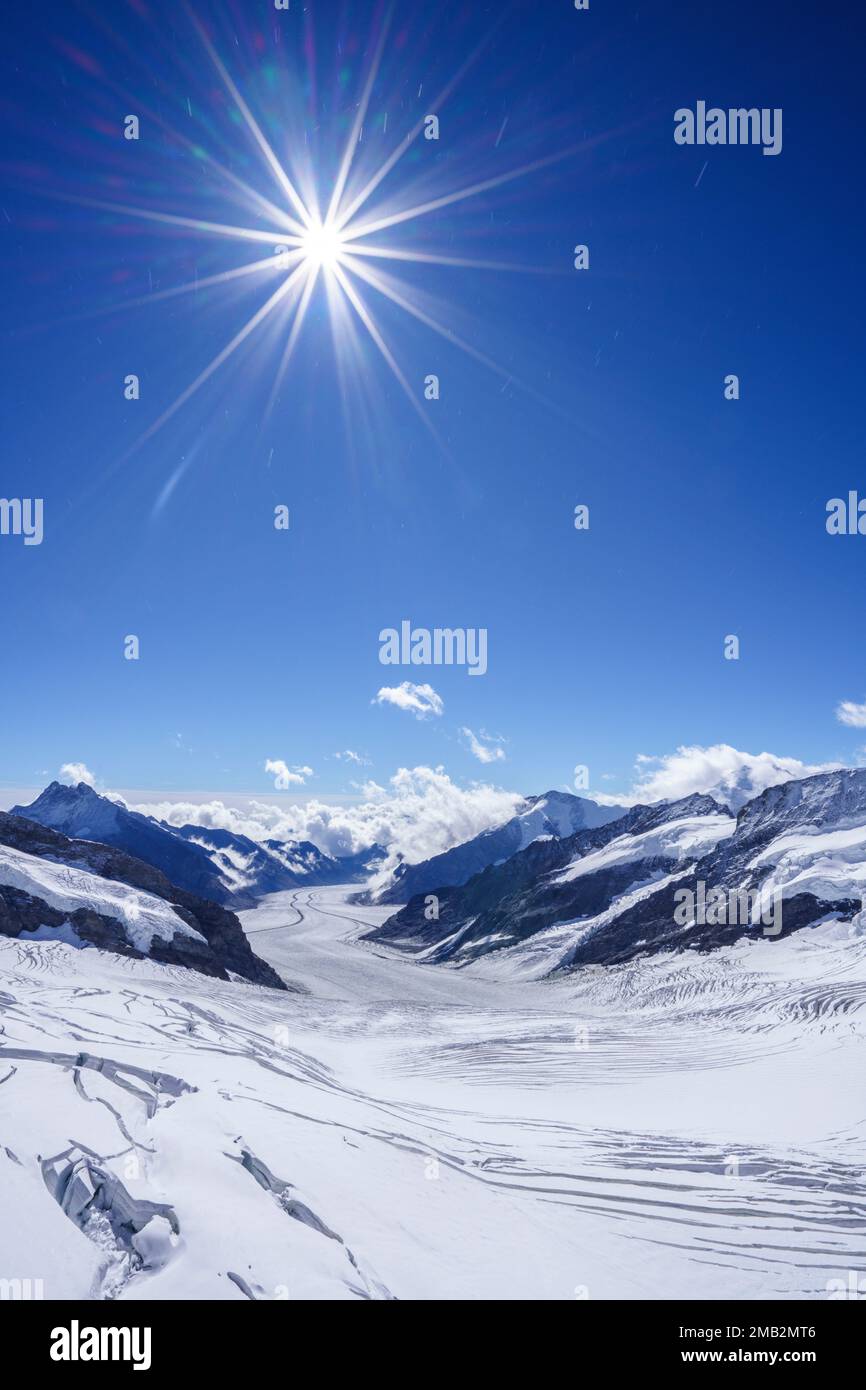 Regardez le glacier d'Aletsch depuis la Jungfraujoch. Le glacier coule entre les montagnes. Grindelwald, Alpes bernoises, Suisse, Europe Banque D'Images