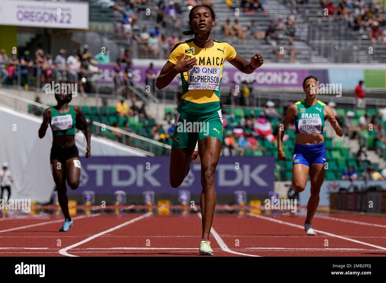Stephenie Ann Mcpherson, of Jamaica,, wins a heat in the women's 400-meter run at the World Athletics Championships on Sunday, July 17, 2022, in Eugene, Ore. (AP Photo/Ashley Landis) Banque D'Images