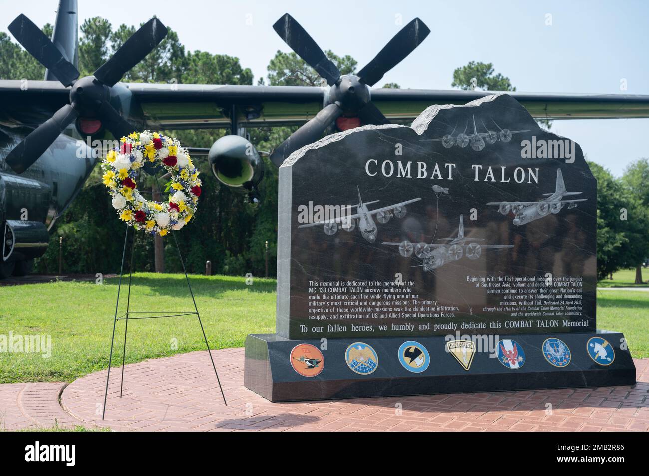 Une couronne de cérémonie est exposée à côté du monument commémoratif du combat talon en l'honneur du 20th anniversaire de Chariot 55 au champ d'Hurlburt, Floride, 10 juin 2022. Une couronne est exposée sur un site ou un monument commémoratif en l'honneur de ceux qui ont perdu la vie dans l'exercice de leurs fonctions. Banque D'Images